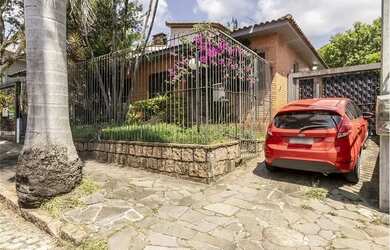 Imagem: A casa possui 4 Dormitórios, 5 Banheiros, 4 Vagas na garagem