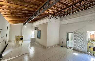 Imagem: A casa possui 3 Dormitórios, 2 Banheiros, 2 Vagas na garagem