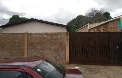 Imagem: A casa possui 5 Dormitórios, 3 Banheiros, 4 Vagas na garagem