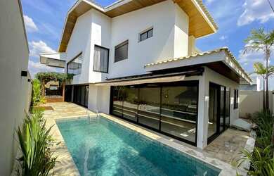 Imagem: A casa em condomínio possui 4 Dormitórios, 5 Banheiros, 4