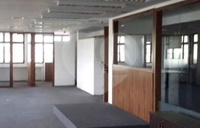 Imagem: O depósito possui 2 Vagas na garagem, 130m² de Área e está