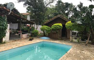 Imagem: A casa possui 4 Dormitórios, 2 Banheiros, 2 Vagas na garagem