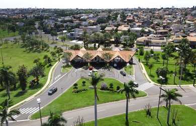 Imagem: A casa em condomínio possui 4 Dormitórios, 5 Banheiros, 4