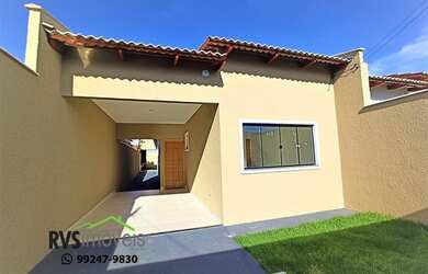 Imagem: A casa possui 3 Dormitórios, 2 Banheiros, 3 Vagas na garagem