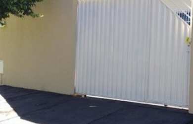 Imagem: A casa possui 2 Dormitórios, 2 Banheiros, 2 Vagas na garagem