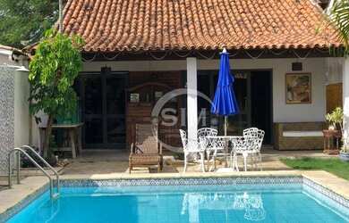 Imagem: A casa possui 4 Dormitórios, 2 Banheiros, 2 Vagas na garagem