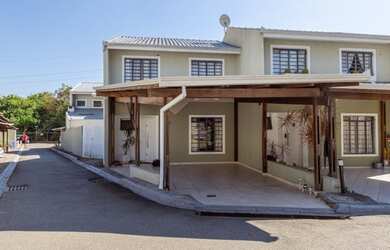 Imagem: A casa possui 3 Dormitórios, 3 Banheiros, 4 Vagas na garagem