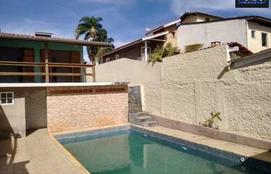 Imagem: A casa possui 3 Dormitórios, 3 Banheiros, 3 Vagas na garagem