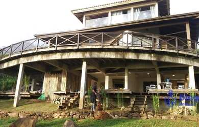 Imagem: A casa possui 5 Dormitórios, 1 Banheiro, 3 Vagas na garagem