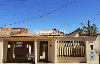 Imagem: A casa possui 3 Dormitórios, 1 Banheiro, 2 Vagas na garagem