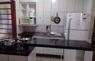 Imagem: A casa possui 2 Dormitórios, 1 Banheiro, 2 Vagas na garagem