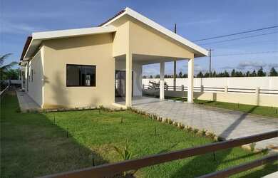 Imagem: A casa possui 3 Dormitórios, 2 Banheiros, 4 Vagas na garagem