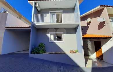 Imagem: A casa possui 2 Dormitórios, 2 Banheiros, 2 Vagas na garagem