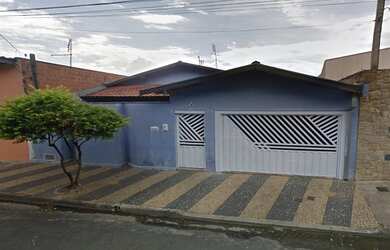 Imagem: A casa possui 3 Dormitórios, 1 Banheiro, 1 Vaga na garagem