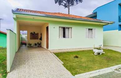 Imagem: A casa possui 3 Dormitórios, 1 Banheiro, 1 Vaga na garagem