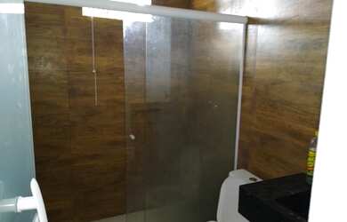 Imagem: A casa possui 5 Dormitórios, 5 Banheiros, 4 Vagas na garagem