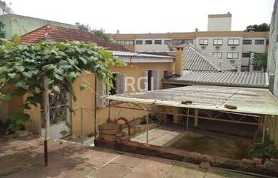 Imagem: A casa possui 4 Dormitórios, 2 Banheiros, 3 Vagas na garagem