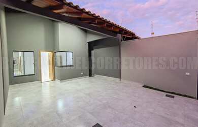 Imagem: A casa possui 3 Dormitórios, 2 Banheiros, 2 Vagas na garagem