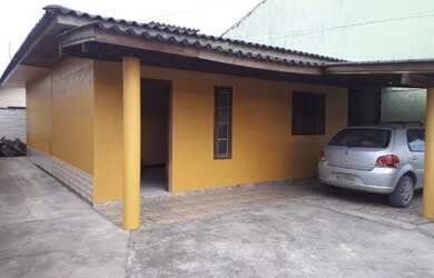 Imagem: A casa possui 2 Dormitórios, 1 Banheiro, 1 Vaga na garagem