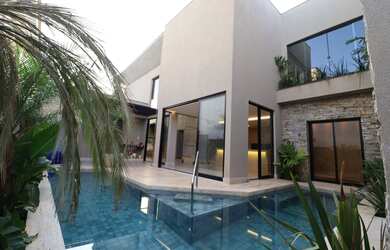 Imagem: A casa em condomínio possui 5 Dormitórios, 5 Banheiros, 4