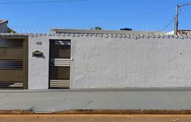 Imagem: A casa possui 3 Dormitórios, 2 Banheiros, 360m² de Área e