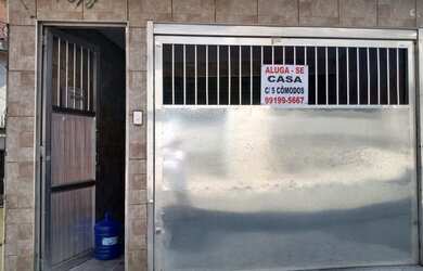 Imagem: A casa possui 3 Dormitórios, 2 Banheiros, 1 Vaga na garagem