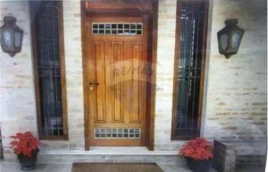 Imagem: A casa possui 4 Dormitórios, 5 Banheiros, 5 Vagas na garagem