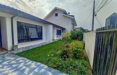 Imagem: A casa possui 4 Dormitórios, 2 Banheiros, 2 Vagas na garagem