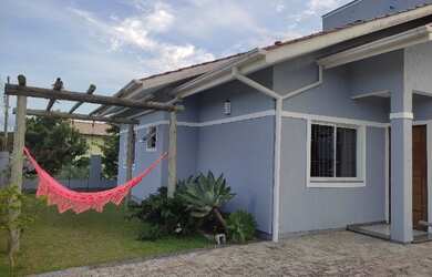 Imagem: A casa possui 3 Dormitórios, 3 Banheiros, 2 Vagas na garagem