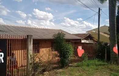 Imagem: A casa possui 3 Dormitórios, 1 Banheiro, 2 Vagas na garagem