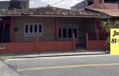 Imagem: A casa possui 3 Dormitórios, 2 Banheiros, 1 Vaga na garagem