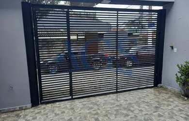 Imagem: A casa possui 2 Dormitórios, 2 Banheiros, 2 Vagas na garagem