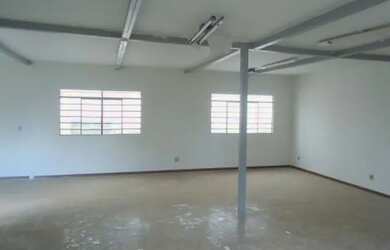 Imagem: O depósito possui 3 Vagas na garagem e 376m² de Área e está