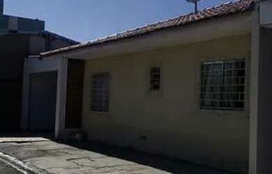 Imagem: A casa em condomínio possui 3 Dormitórios, 1 Banheiro, 2 Vagas