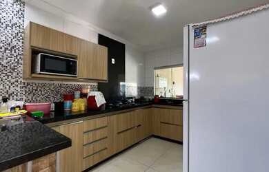 Imagem: A casa possui 3 Dormitórios, 1 Banheiro, 3 Vagas na garagem