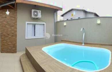 Imagem: A casa possui 3 Dormitórios, 3 Banheiros, 4 Vagas na garagem