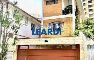 Imagem: A casa possui 5 Dormitórios, 5 Banheiros, 4 Vagas na garagem