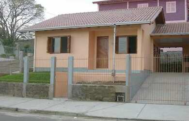 Imagem: A casa e possui 2 Dormitórios, Suítes, 1 Banheiro, 1 Vaga