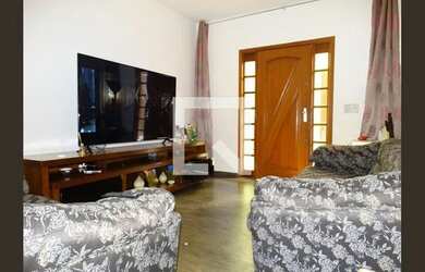 Imagem: A casa possui 3 Dormitórios, 3 Banheiros, 4 Vagas na garagem