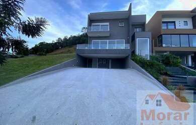 Imagem: A casa em condomínio possui 4 Dormitórios, 5 Banheiros, 2