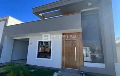 Imagem: A casa possui 3 Dormitórios, 2 Banheiros, 2 Vagas na garagem