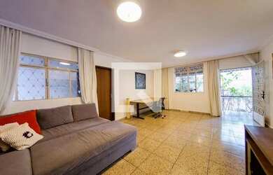 Imagem: A casa possui 5 Dormitórios, 2 Banheiros, 4 Vagas na garagem