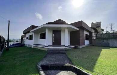 Imagem: A casa possui 3 Dormitórios, 2 Banheiros, 2 Vagas na garagem