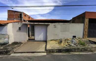 Imagem: A casa possui 3 Dormitórios, 2 Banheiros, 2 Vagas na garagem