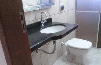 Imagem: A casa possui 3 Dormitórios, 2 Banheiros, 2 Vagas na garagem