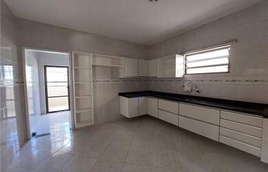 Imagem: A casa possui 4 Dormitórios, 3 Banheiros, 3 Vagas na garagem