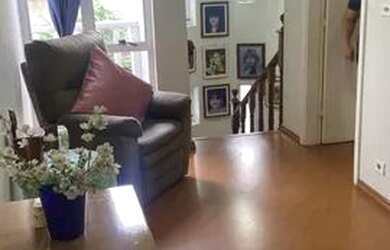 Imagem: A casa possui 4 Dormitórios, 3 Banheiros, 4 Vagas na garagem