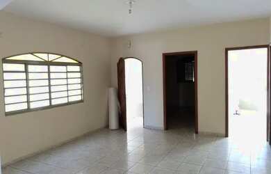 Imagem: A casa possui 3 Dormitórios, 2 Banheiros, 5 Vagas na garagem