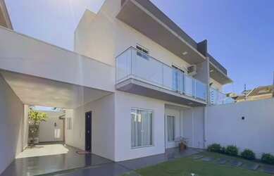 Imagem: A casa possui 3 Dormitórios, 2 Banheiros, 4 Vagas na garagem