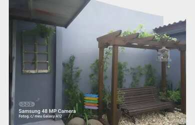 Imagem: A casa possui 3 Dormitórios, 2 Banheiros, 2 Vagas na garagem